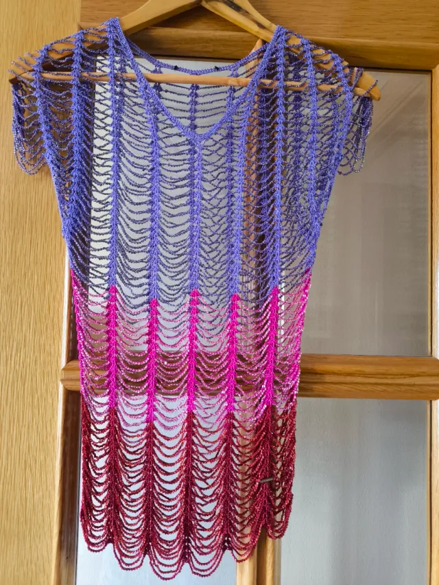 Camiseta o top de ganchillo con hilos de abalorios