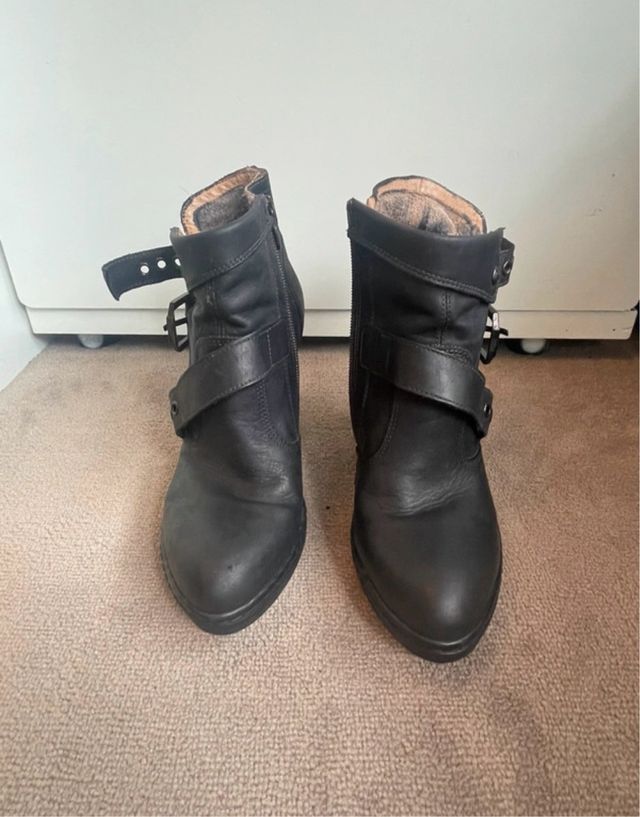 Botas de tacón negras con hebillas