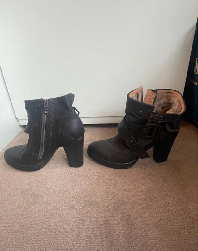 Botas de tacón negras con hebillas