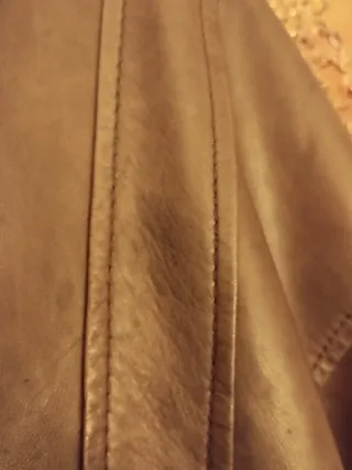 Chaqueta de piel marrón con cinturón