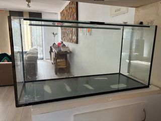 Acuario grande de cristal.