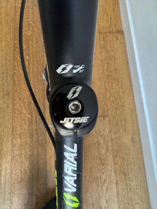 Bici Trial Jitsie Varial 1010 + accesorios piernas