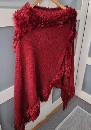 Poncho color vino con pelo sintético
