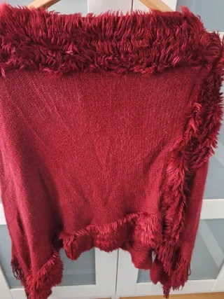 Poncho color vino con pelo sintético