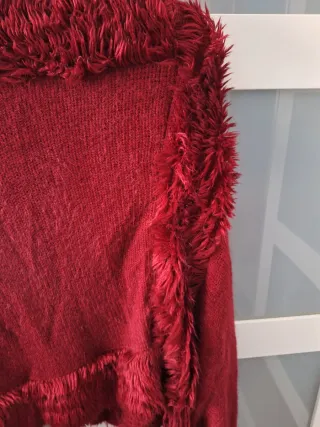 Poncho color vino con pelo sintético