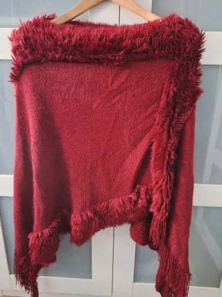 Poncho color vino con pelo sintético