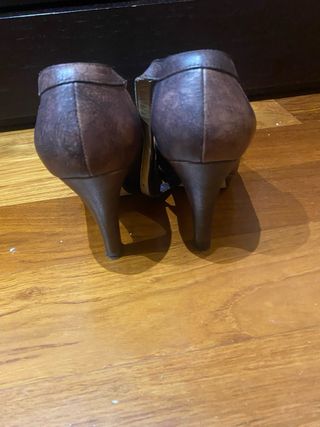 Zapatos de tacón Guess marrones