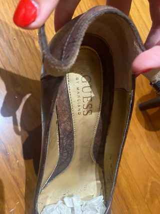 Zapatos de tacón Guess marrones
