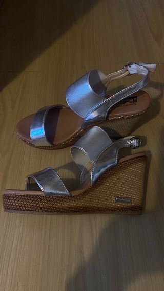 Sandalias plateadas cuña nuevas