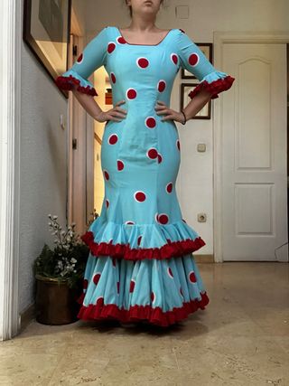 Traje de flamenca azul con lunares rojos