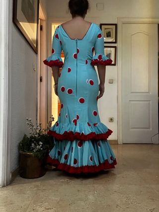 Traje de flamenca azul con lunares rojos