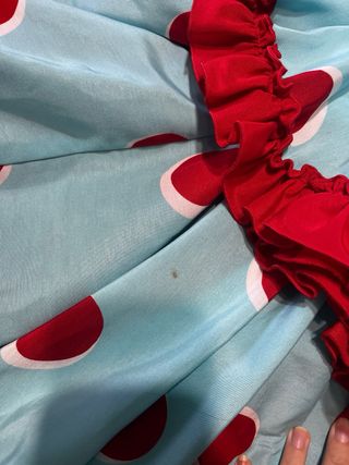 Traje de flamenca azul con lunares rojos