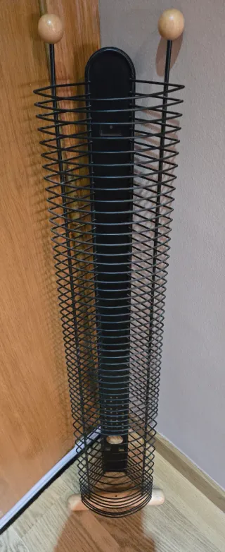 Porta CDs de metal y madera