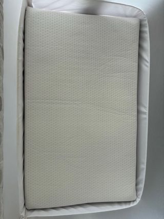 Cuna de colecho con estampado de lunares