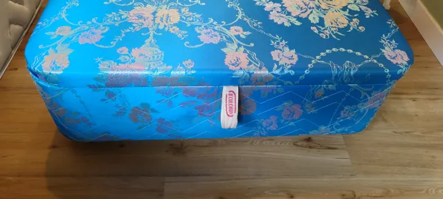 Canapé de tela floral azul y rosa