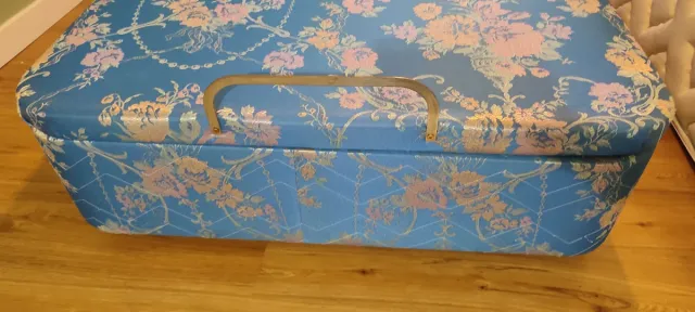 Canapé de tela floral azul y rosa