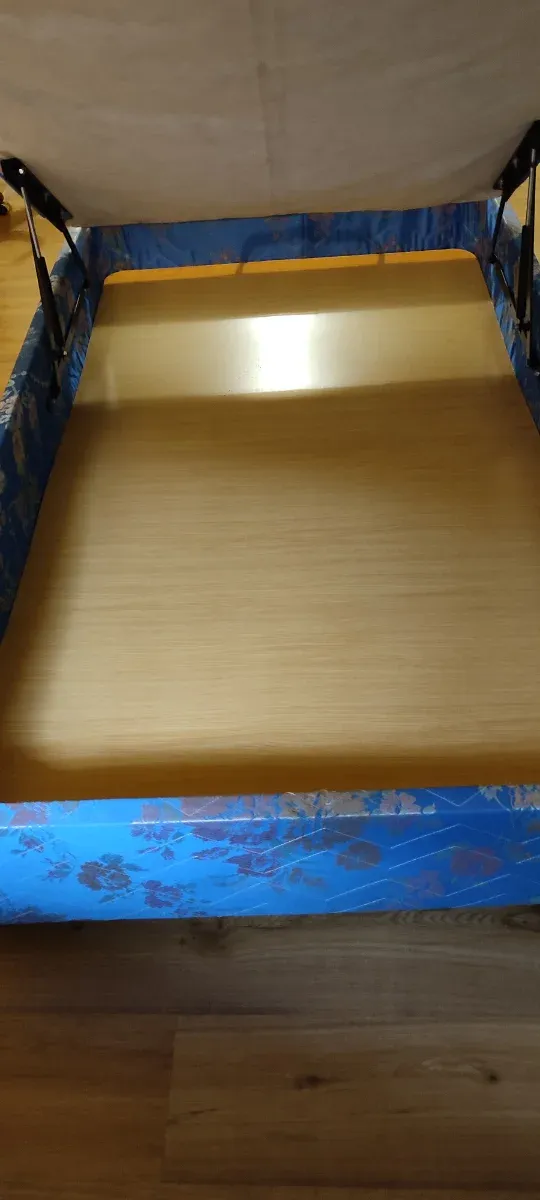 Canapé de tela floral azul y rosa