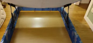 Canapé de tela floral azul y rosa