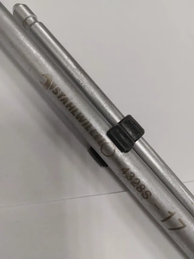 Chiave a T con bussola esagonale snodata