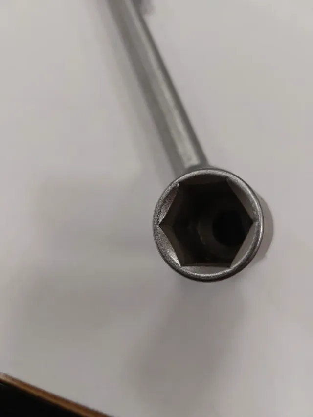 Chiave a T con bussola esagonale snodata