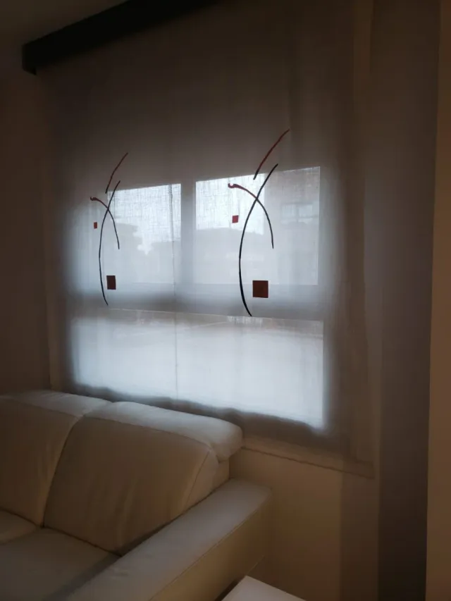 Estores con diseño abstracto.