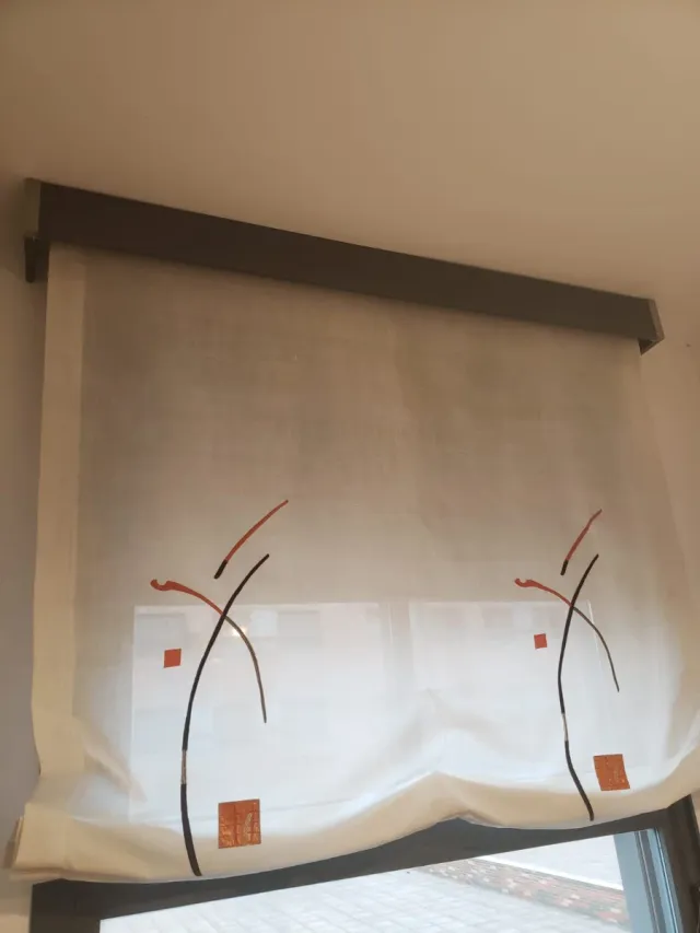 Estores con diseño abstracto.