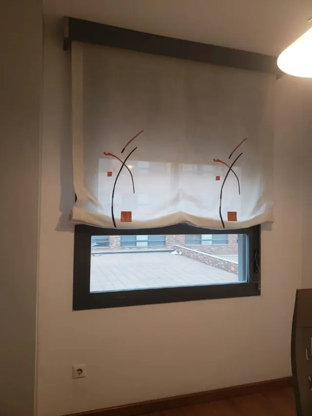 Estores con diseño abstracto.