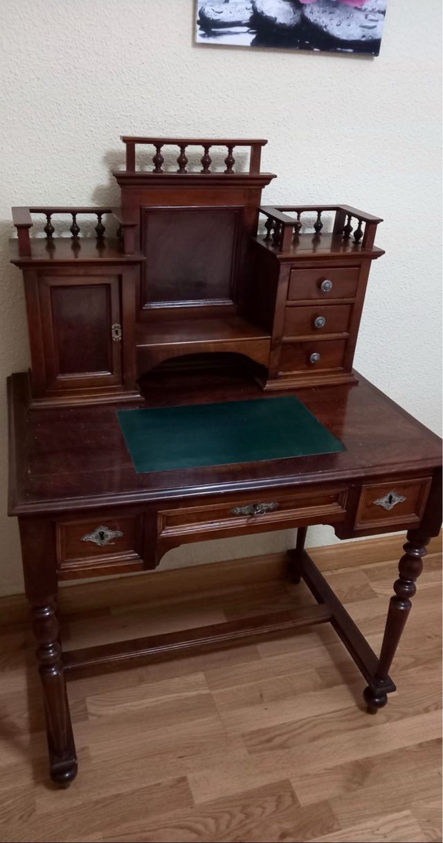 Escritorio antiguo de madera con más de 100 años