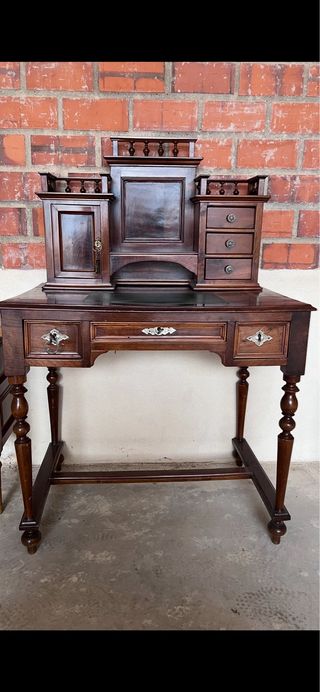 Escritorio antiguo de madera con más de 100 años
