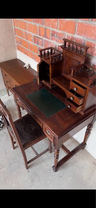 Escritorio antiguo de madera con más de 100 años