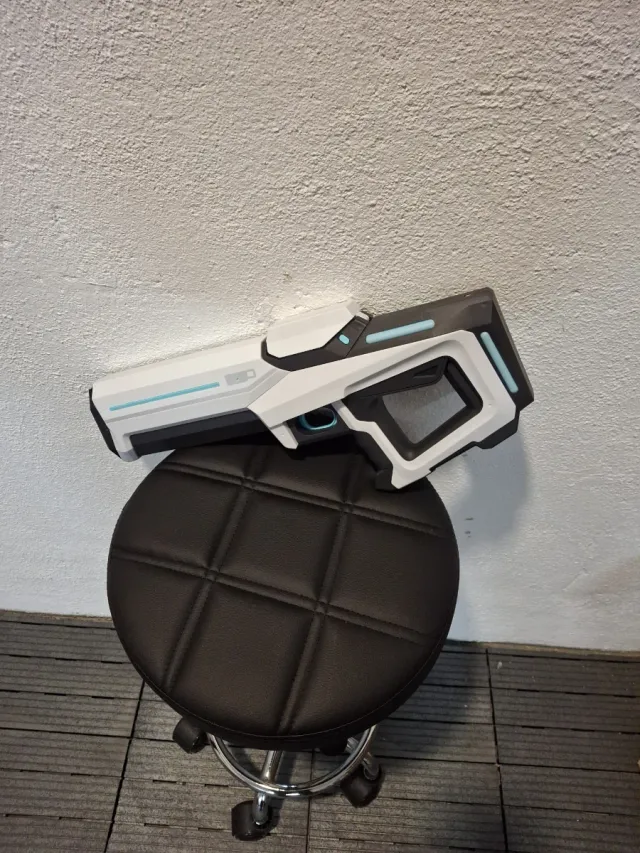 Pistola de agua futurista