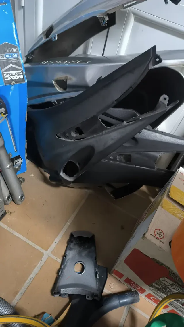 Chapas Suzuki Sixteen 125 Plata