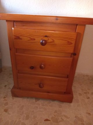 Armario de madera con puertas y cajones