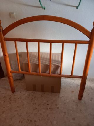 Armario de madera con puertas y cajones