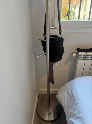 Perchero de pie metálico plateado