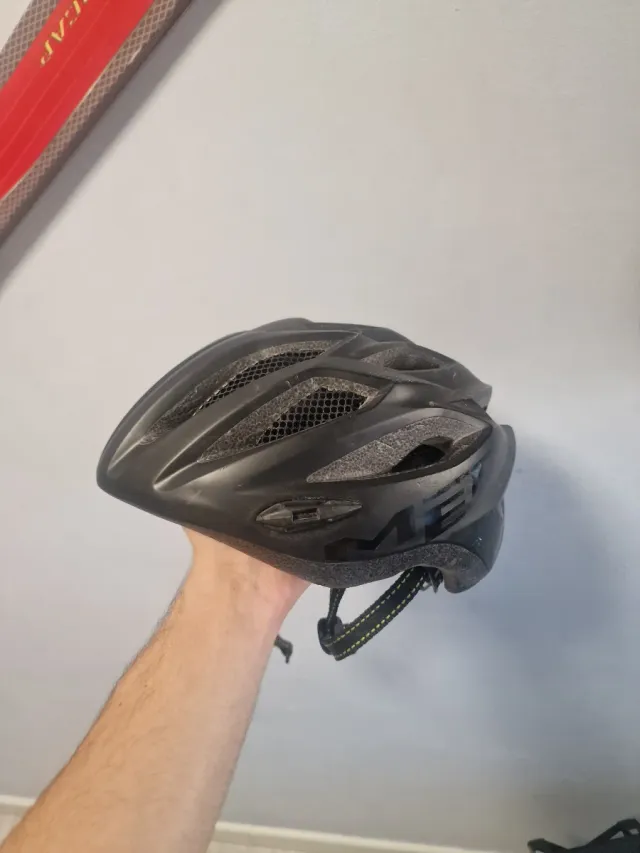 Casco MET Negro con luz trasera