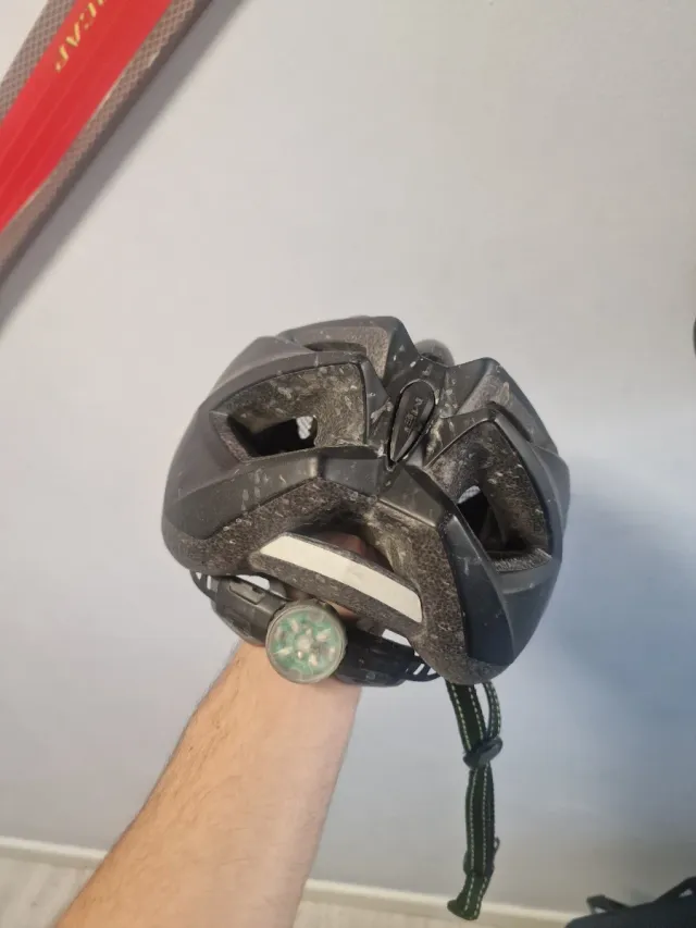 Casco MET Negro con luz trasera