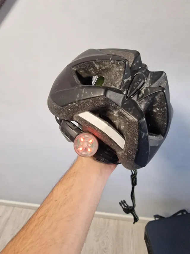 Casco MET Negro con luz trasera