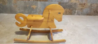 Caballito de madera artesanal para niños