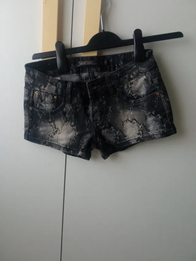 Pantalón corto estampado serpiente