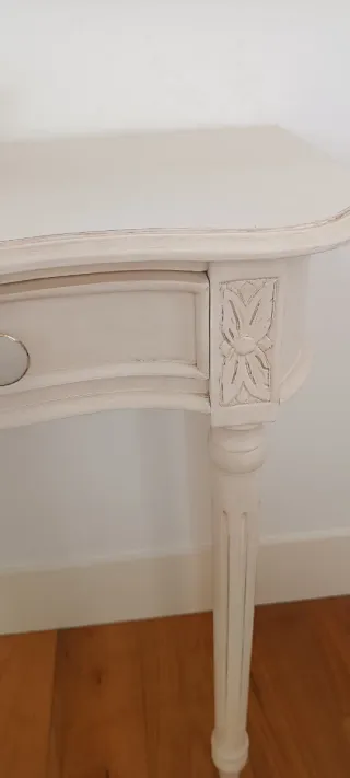 Aparador de madera crema con cajones