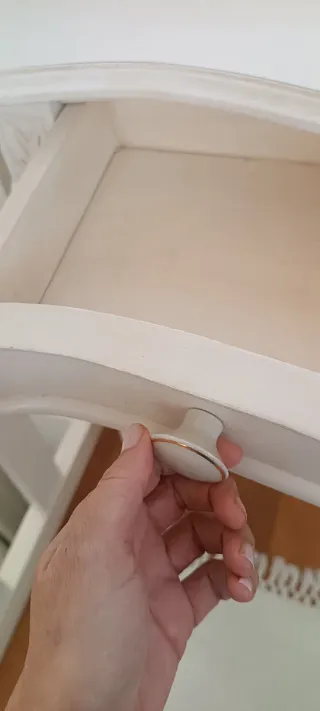 Aparador de madera crema con cajones