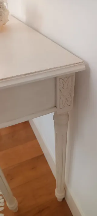 Aparador de madera crema con cajones