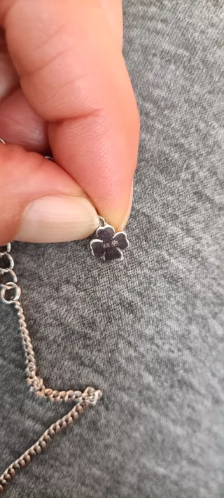 2 Collares de plata con incrustaciones