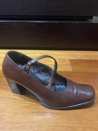 Zapatos de tacón marrones