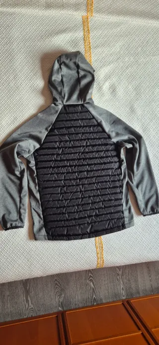 Cazadora acolchada gris y negra hombre