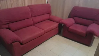 Sofá y butaca rojos