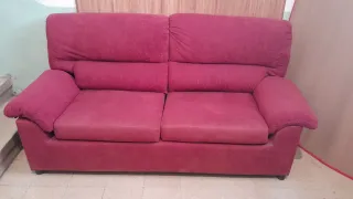 Sofá y butaca rojos