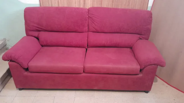 Sofá y butaca rojos