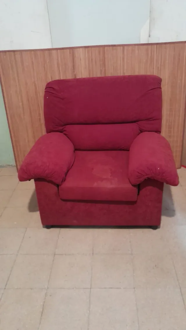 Sofá y butaca rojos